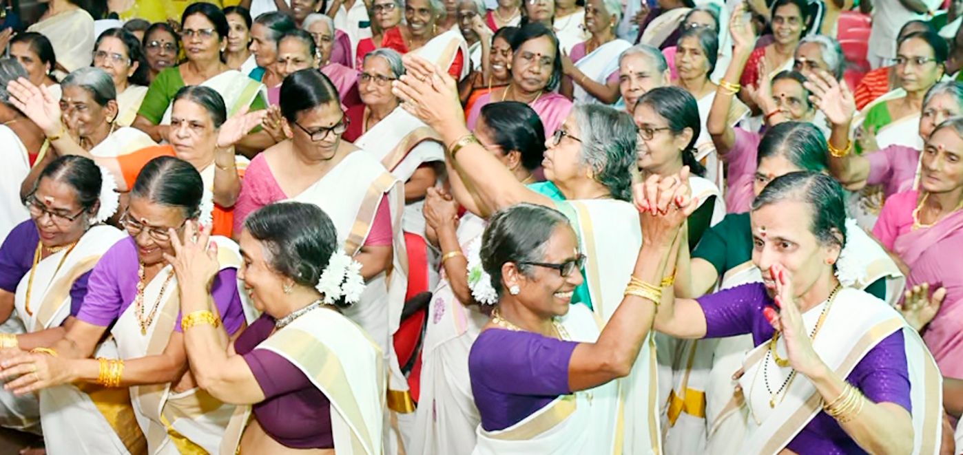 കോഴിക്കോട് കുണ്ടുപ്പറമ്പ് പകൽവീട്ടിൽ നടന്ന ഓണാഘോഷ പരിപാടിയിൽ അമ്മമാർ അവതരിപ്പിച്ച  തിരുവാതിരകളിയിയിൽ നിന്ന്