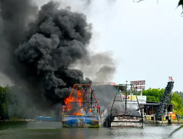 കൊല്ലം കാവനാട് മുക്കാട്ട് പലിശക്കടവിൽ  മീൻപിടിത്ത ബോട്ടുകൾക്ക് തീപിടിച്ചപ്പോൾ. ബോട്ടിലെ തൊഴിലാളികൾ പാചകം ചെയ്യുന്നതിനിടെയാണ് തീ പടർന്നത്. ഫോട്ടോ: എം എസ് ശ്രീധർലാൽ 