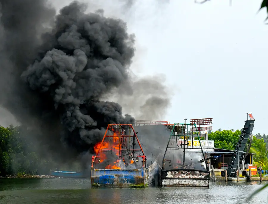 കൊല്ലം കാവനാട് മുക്കാട്ട് പലിശക്കടവിൽ  മീൻപിടിത്ത ബോട്ടുകൾക്ക് തീപിടിച്ചപ്പോൾ. ബോട്ടിലെ തൊഴിലാളികൾ പാചകം ചെയ്യുന്നതിനിടെയാണ് തീ പടർന്നത്. ഫോട്ടോ: എം എസ് ശ്രീധർലാൽ 