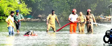 കൊല്ലം കോർപറേഷൻ മീനത്തുചേരി എൽഡിഎഫ് സ്ഥാനാർഥി എജിൻ സാമുവൽ കാവനാട്ട് മുക്കാട് ബോട്ടുകൾക്ക് തീപിടിച്ച സംഭവത്തിൽ അഗ്നിരക്ഷാസേന ഉദ്യോഗസ്ഥരോടൊപ്പം കായലിൽ ഇറങ്ങി  തീ അ‌ണയ്ക്കുന്നതിന് സഹായിക്കുന്നു