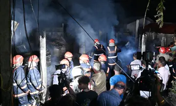 കൊല്ലം വാടിക്കുസമീപം വീടുകൾക്ക് തീപിടിച്ചത് അണയ്ക്കാൻ ശ്രമിക്കുന്ന അഗ്നിരക്ഷാസേന