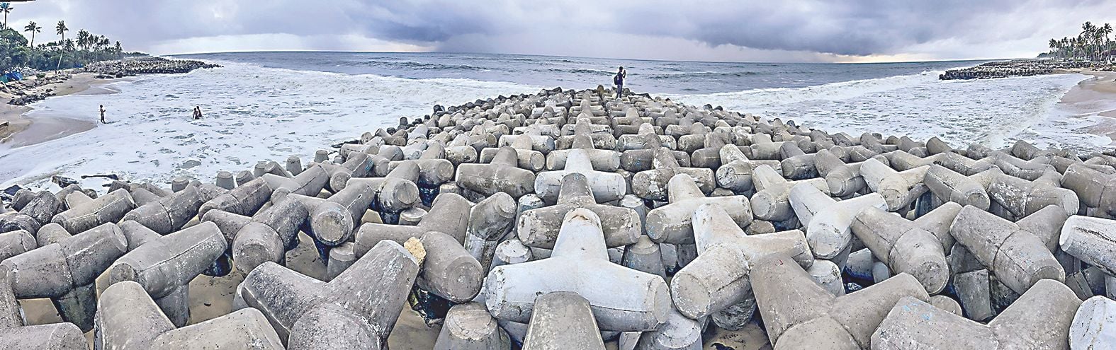 കാട്ടൂർ ബീച്ചിലെ നിർമാണം പൂർത്തിയായ പുലിമുട്ട് (ഫയൽ ചിത്രം)