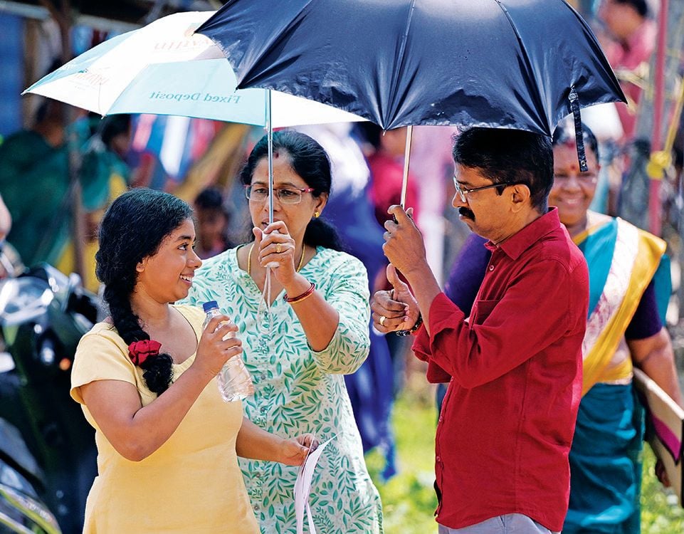 ചോദ്യപേപ്പർ ചോർച്ചയെത്തുടർന്നുള്ള വിവാദങ്ങൾക്കൊടുവിൽ കർശനസുരക്ഷയിൽ നടന്ന നീറ്റ് പരീക്ഷയെഴുതാൻ എസ്ഡിവി സ്-കൂളിലെ പരീക്ഷാകേന്ദ്രത്തിലേക്ക് പ്രവേശിക്കുന്ന വിദ്യാർഥിനിക്ക് വിജയാശംസ നേരുന്ന അച്ഛനും അമ്മയും. പരീക്ഷാദിനമായ ഞായറാഴ്ച  ലോക പിതൃദിനവുമായിരുന്നു     
