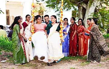 ആലപ്പുഴ എസ് ഡി കോളേജിലെ ഓണാഘോഷത്തിൽ ഊഞ്ഞാൽ ആടുന്ന വിദ്യാർഥികൾ