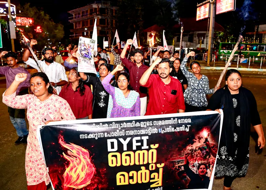 ഡൽഹി ജന്തർ മന്ദിറിലെ വിദ്യാർഥി സമരത്തെ അടിച്ചമർത്തുന്ന കേന്ദ്രസർക്കാർ നടപടിയിൽ പ്രതിഷേധിച്ച്
ഡിവൈഎഫ്ഐ കൊല്ലം ബ്ലോക്ക് കമ്മിറ്റി നേതൃത്വത്തിൽ ചിന്നക്കടയിൽ നടത്തിയ നെെറ്റ് മാർച്ച്