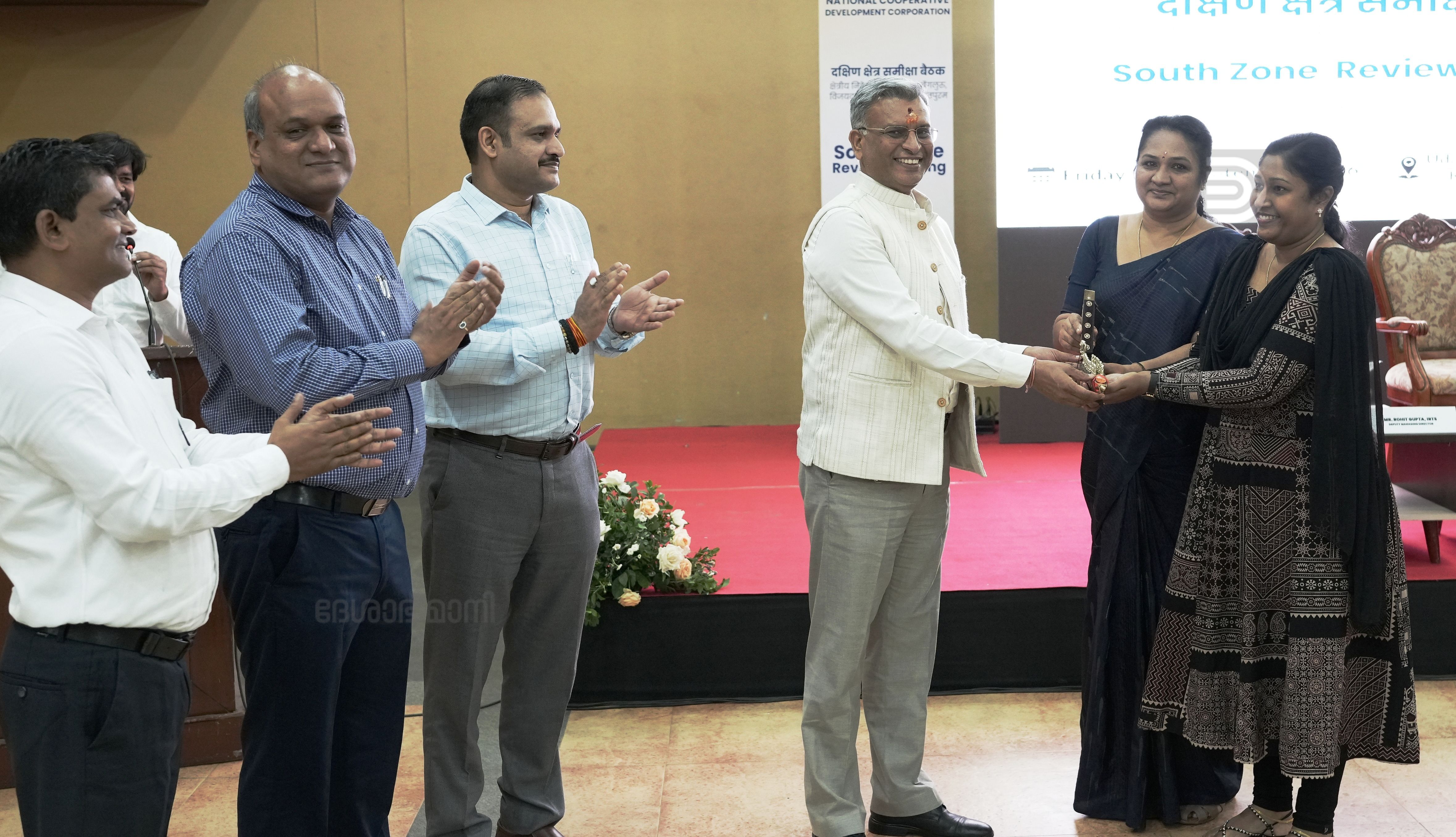 മികച്ച സഹകരണ മോഡലിനുള്ള എന്‍സിഡിസിയുടെ ഉപഹാരം എന്‍ എസ്  സഹകരണ ആശുപത്രിക്കുവേണ്ടി ഫിനാന്‍സ് മാനേജര്‍ ആര്‍ വര്‍ഷ,  പബ്ലിക് റിലേഷന്‍സ് ഓഫീസര്‍ സുറുമി ലുക്ക്മാന്‍ എന്നിവര്‍ ഏറ്റുവാങ്ങുന്നു