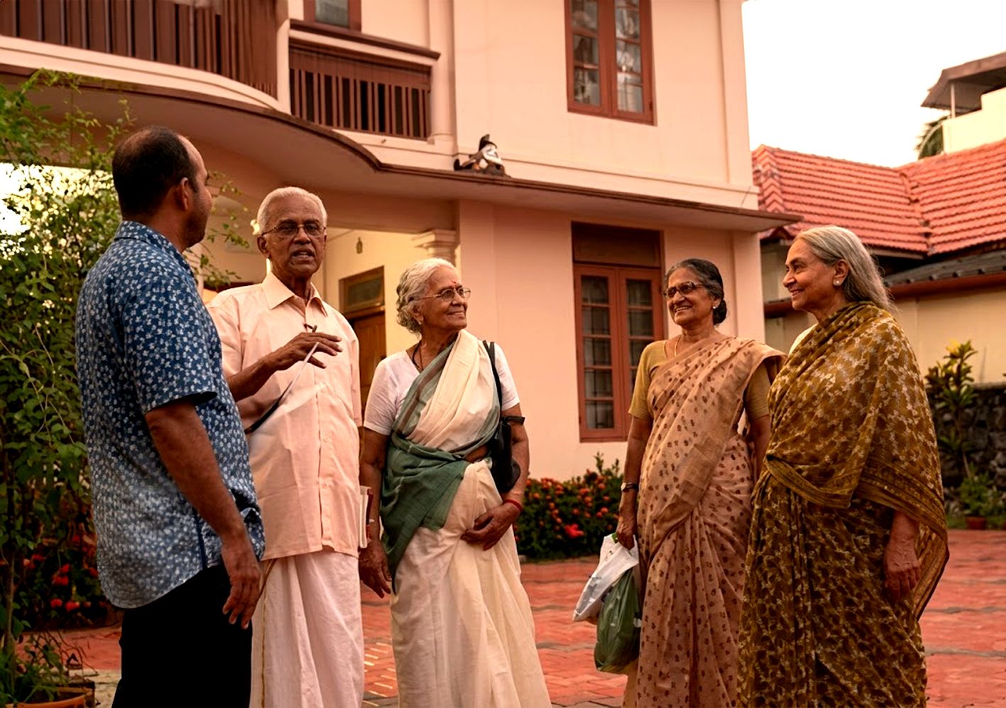 സി വിരാമൻപിള്ളയുടെ കൊച്ചുമക്കള്‍ക്കൊപ്പം ബിജു മുത്തത്തി
