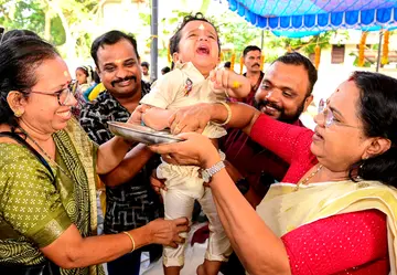 വിജയദശമി ദിനമായ ബുധനാഴ്ച്ച കൊല്ലം ശാരദാ മഠത്തിൽ ആദ്യക്ഷരം എഴുതുന്നതിനിടയിൽ കരഞ്ഞ കുഞ്ഞിന്റെ കൈപിടിച്ചെഴുതാൻ ശ്രമിക്കുന്ന ഗുരുനാഥയും രക്ഷാകർത്താക്കളും