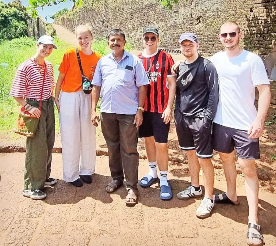 കണ്ണൂർ കോട്ട കാണാനെത്തിയ ഇംഗ്ലണ്ടിൽനിന്നുള്ള സംഘത്തോടൊപ്പം സത്യൻ എടക്കാട് (ഫയൽചിത്രം)