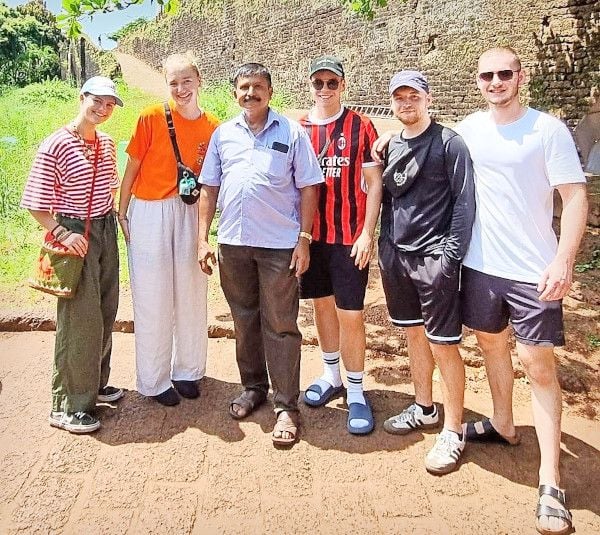 കണ്ണൂർ കോട്ട കാണാനെത്തിയ ഇംഗ്ലണ്ടിൽനിന്നുള്ള സംഘത്തോടൊപ്പം സത്യൻ എടക്കാട്  (ഫയൽചിത്രം‍)