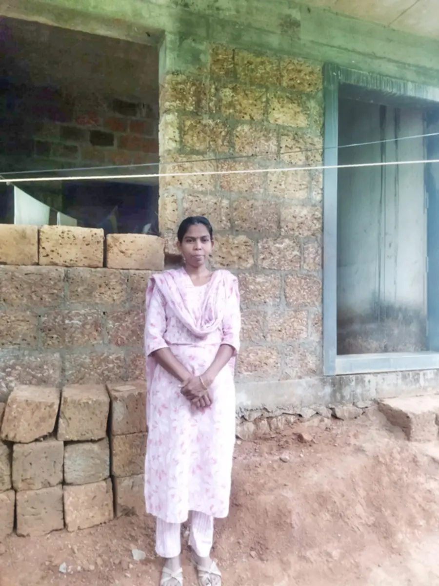 രാധിക വീടിന് മുന്നിൽ