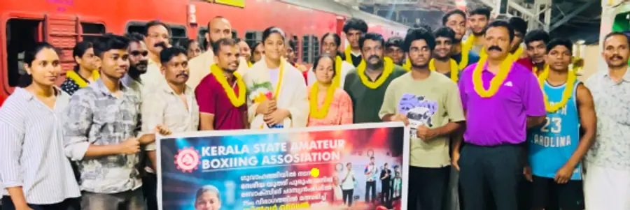 കേരള ബോക‍്സിങ് ടീമിന് പാലക്കാട് റെയിൽവേ സ്റ്റേഷനിൽ കേരള സ‍്റ്റേറ്റ് അമച്വർ ബോക‍്സിങ് അസോസിയേഷൻ  നൽകിയ സ്വീകരണം