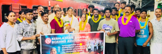 കേരള ബോക‍്സിങ് ടീമിന് പാലക്കാട് റെയിൽവേ സ്റ്റേഷനിൽ കേരള സ‍്റ്റേറ്റ് അമച്വർ ബോക‍്സിങ് അസോസിയേഷൻ  നൽകിയ സ്വീകരണം