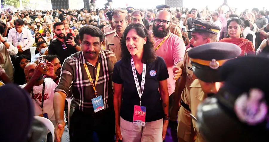 കോഴിക്കോടെത്തിയ സുനിതാ വില്യംസ്  ആള്‍ക്കൂട്ടത്തിനിടയിലൂടെ കെഎല്‍എഫ് വേദിയിലേക്ക് വരുന്നു