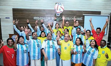 ലോകകപ്പ് ഫുട്ബോൾ ആവേശം നെഞ്ചേറ്റി ജില്ലാ പഞ്ചായത്ത് യോഗത്തിൽ ഇഷ്ടതാരങ്ങളുടെയും ടീമുകളുടെയും
ജഴ്സിയണിഞ്ഞ് എത്തിയ അംഗങ്ങളുടെ ആഹ്ലാദം ഫോട്ടോ : ജിഷ്ണു പൊന്നപ്പൻ