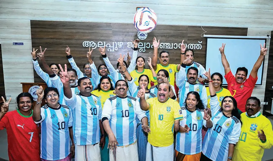 ലോകകപ്പ് ഫുട്ബോൾ ആവേശം നെഞ്ചേറ്റി ജില്ലാ പഞ്ചായത്ത് യോഗത്തിൽ ഇഷ്ടതാരങ്ങളുടെയും ടീമുകളുടെയും
ജഴ്സിയണിഞ്ഞ് എത്തിയ അംഗങ്ങളുടെ ആഹ്ലാദം ഫോട്ടോ : ജിഷ്ണു പൊന്നപ്പൻ
