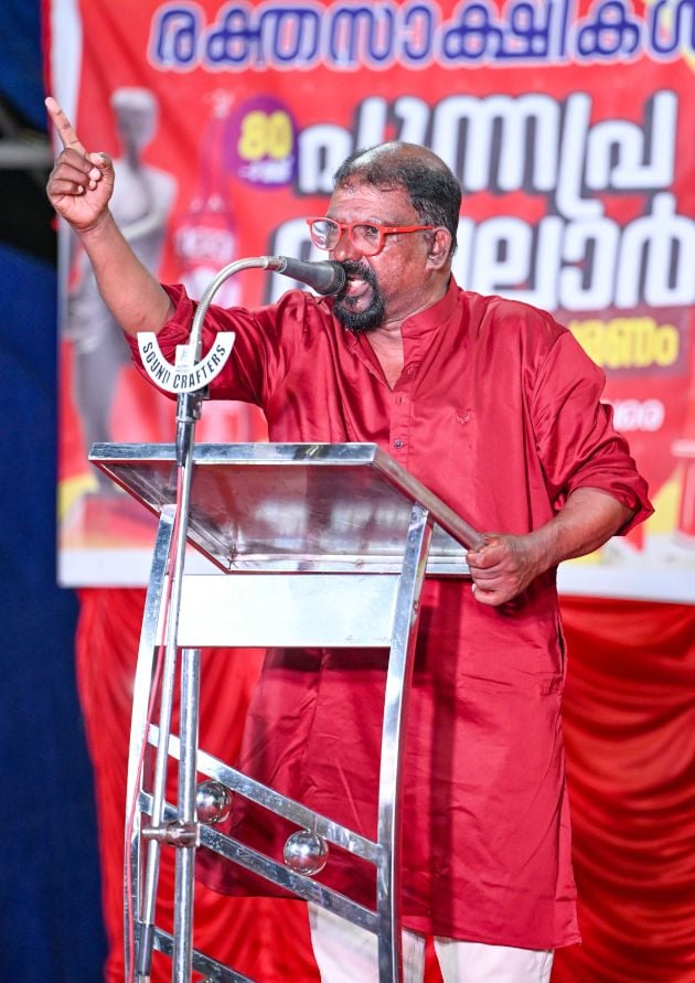 പുന്നപ്ര‑-വയലാർ വാർഷിക വാരാചരണത്തിന്റെ ഭാഗമായി വലിയ ചുടുകാട്ടിൽ സംഘടിപ്പിച്ച കാവ്യസന്ധ്യയിൽ മുരുകൻ കാട്ടാക്കട കവിത ചൊല്ലുന്നു