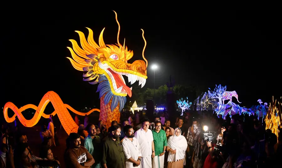  മാനാഞ്ചിറ സ്ക്വയറിൽ ഒരുക്കിയ ദീപാലങ്കാരം മന്ത്രി പി എ മുഹമ്മദ് റിയാസ് സന്ദർശിക്കുന്നു 
