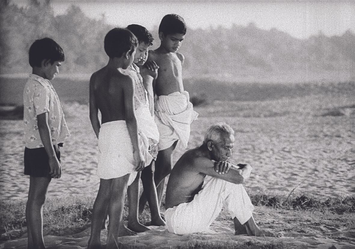തമ്പ്‌ സിനിമയിലെ രംഗം; ഇരിക്കുന്നത്‌ കക്കോടി കൃഷ്ണൻ