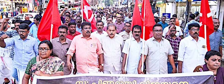  പ്രതിപക്ഷനേതാവ്‌ പിണറായി വിജയനെ കേസിൽ കുടുക്കാനുള്ള  യുഡിഎഫ്‌ സർക്കാരിന്റെ ഗൂഢാലോചനയ-്ക്കെതിരെ സിപിഐ എം ജില്ലാ സെക്രട്ടറി  ആർ നാസറിന്റെ നേതൃത്വത്തിൽ ആലപ്പുഴ നഗരത്തിൽ പ്രകടനം നടത്തുന്നു