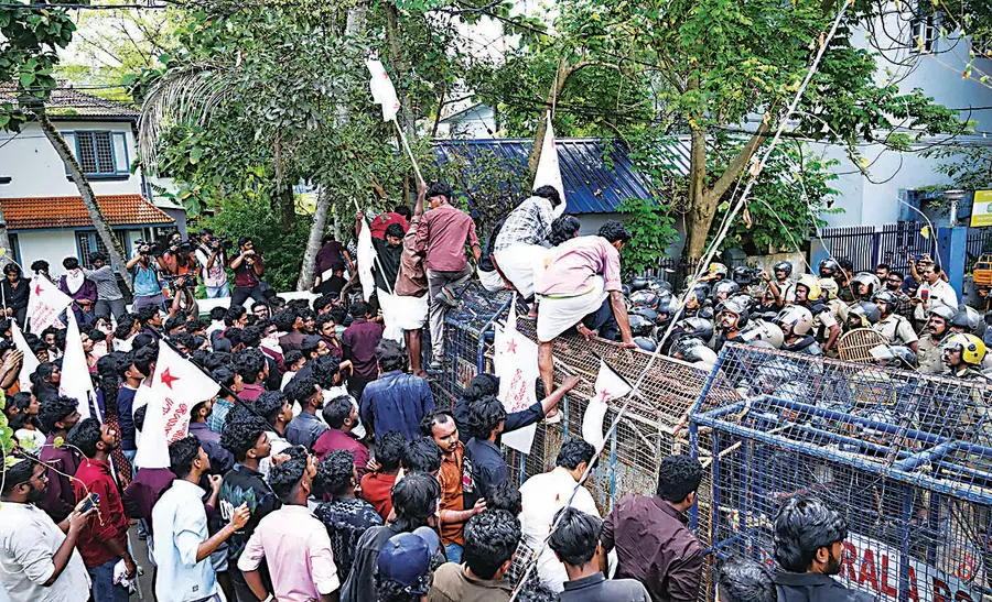 അവകാശപത്രിക അംഗീകരിക്കണമെന്നും കേന്ദ്ര വിദ്യാഭ്യാസമന്ത്രി  രാജിവയ്ക്കണമെന്നും ആവശ്യപ്പെട്ട് എസ്എഫ്ഐ ജില്ലാ കമ്മിറ്റി  ആലപ്പുഴ  ഹെഡ്പോസ്റ്റ് ഓഫീസിലേക്ക് സംഘടിപ്പിച്ച മാർച്ച്   ബാരിക്കേഡ് സ്ഥാപിച്ച്  പൊലീസ് തടയുന്നു   