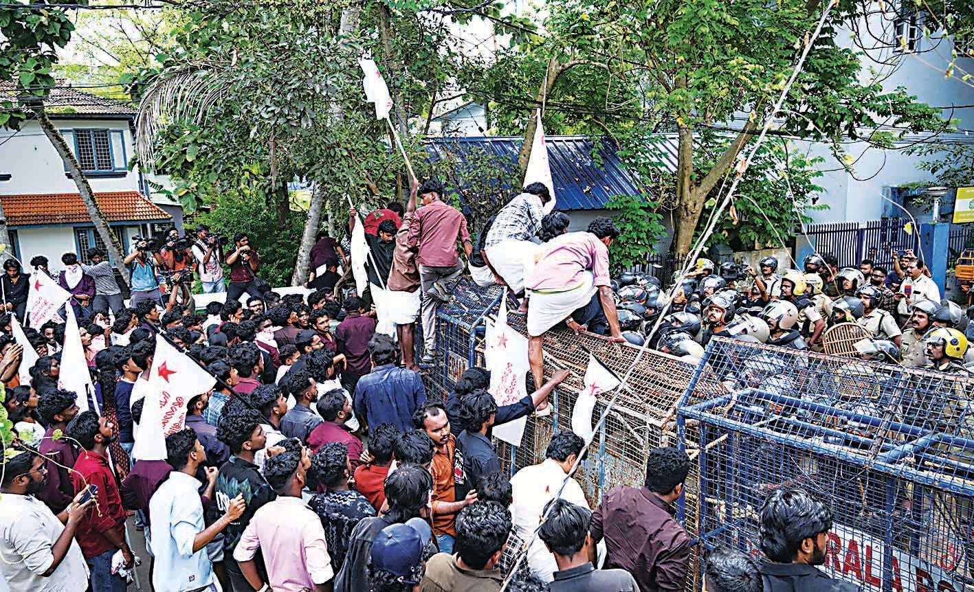 അവകാശപത്രിക അംഗീകരിക്കണമെന്നും കേന്ദ്ര വിദ്യാഭ്യാസമന്ത്രി  രാജിവയ്ക്കണമെന്നും ആവശ്യപ്പെട്ട് എസ്എഫ്ഐ ജില്ലാ കമ്മിറ്റി  ആലപ്പുഴ  ഹെഡ്പോസ്റ്റ് ഓഫീസിലേക്ക് സംഘടിപ്പിച്ച മാർച്ച്   ബാരിക്കേഡ് സ്ഥാപിച്ച്  പൊലീസ് തടയുന്നു   