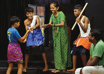 എച്ച്എസ് വിഭാഗം നാടകത്തിന്റെ അവസാനവട്ട പരിശീലനത്തിനിടയിൽ ചിത്രം പകർത്താൻ  ആളെത്തിയതറിഞ്ഞ് തിടുക്കത്തിൽ പൗഡറിടുന്ന പൂങ്കാവ് മേരി ഇമ്മാക്കുലേറ്റ് ഹൈസ-്കൂളിലെ വിദ്യാർഥികൾ.  അധ്യാപകൻ രാകേഷ് സമീപം                  