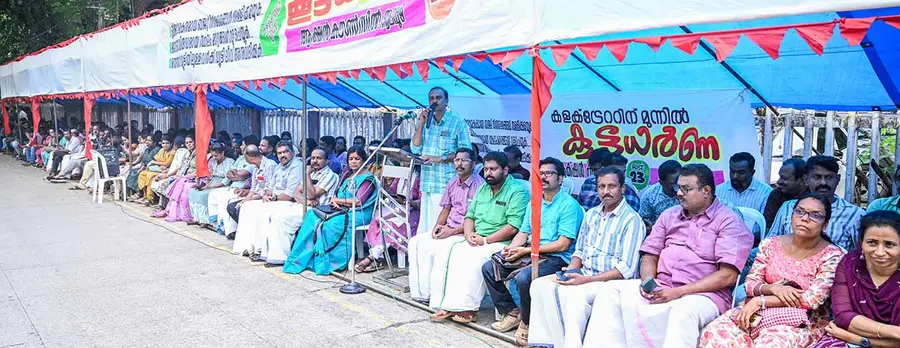 വിവിധ ആവശ്യങ്ങൾ ഉന്നയിച്ച് എഫ്എസ്ഇടിഒ കലക്ടറേറ്റിന് മുന്നിൽ സംഘടിപ്പിച്ച ധർണ കെജിഎൻഎ സംസ്ഥാന ജനറൽ സെക്രട്ടറി
ടി സുബ്രഹ്മണ്യൻ ഉദ്ഘാടനംചെയ്യുന്നു