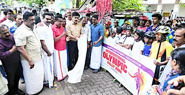 രാജ്യാന്തര ഒളിമ്പിക് ദിനാചരണത്തിന്റെ ഭാഗമായി ജില്ലാ ഒളിമ്പിക് അസോസിയേഷൻ, സ്പോർട്സ് കൗൺസിൽ,  കായിക സംഘടനകൾ എന്നിവ ചേര്‍ന്ന് സംഘടിപ്പിച്ച ഒളിമ്പിക് റാലി കലക്ടർ ഷാജി വി നായർ ഫ്‌ളാഗ് ഓഫ് ചെയ്യുന്നു 