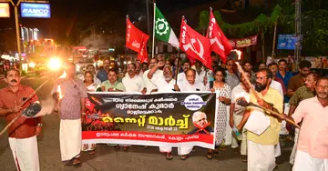 മുഖ്യ തെരഞ്ഞെടുപ്പ് കമീഷണർ ഗ്യാനേഷ് കുമാർ രാജിവെക്കണമെന്ന് ആവശ്യപ്പെട്ട്  സംയുക്ത കർഷക സമിതിയുടെ നേതൃത്വത്തിൽ  ചിന്നക്കടയിൽ നടന്ന നൈറ്റ് മാർച്ച്