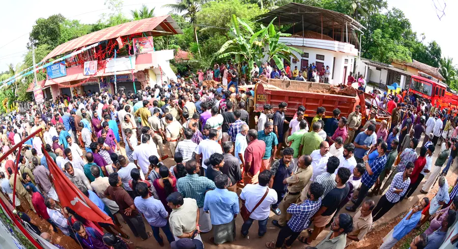 കൊട്ടാരക്കര നീലേശ്വരം മുക്കോണിമുക്കിൽ ബസ് കാത്തു നിന്നവർക്ക് നേരെ ടിപ്പർ ലോറി ഇടിച്ചുണ്ടായ അപകടമറിഞ്ഞു തടിച്ചു കൂടിയ നാട്ടുകാർ. അപകടമുണ്ടാക്കിയ ടിപ്പർ ലോറിയും കാണാം