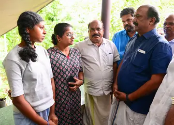 അപകടത്തിൽ മരിച്ച അജയൻ ആചാരിയുടെ വീട്ടിൽ എത്തിയ കെ എൻ ബാലഗോപാൽ എംഎൽഎ അജയന്റെ മകൾ ആവണിയോടൊപ്പം