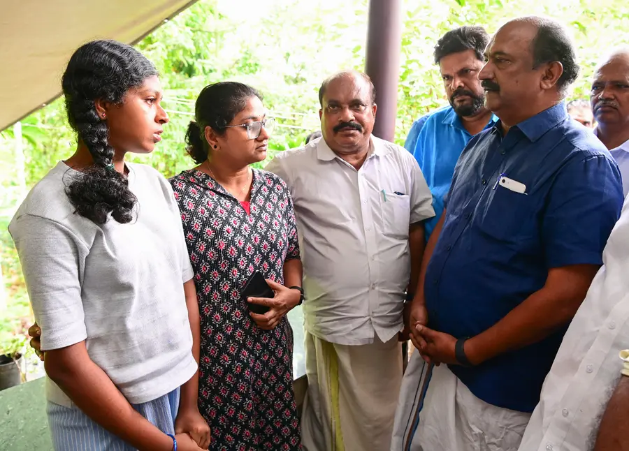 അപകടത്തിൽ മരിച്ച അജയൻ ആചാരിയുടെ വീട്ടിൽ എത്തിയ കെ എൻ ബാലഗോപാൽ എംഎൽഎ അജയന്റെ മകൾ ആവണിയോടൊപ്പം