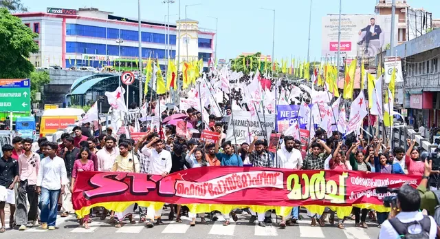 അവകാശപത്രിക അംഗീകരിക്കണമെന്നും കേന്ദ്ര വിദ്യാഭ്യാസ മന്ത്രി ധർമേന്ദ്രപ്രധാൻ രാജി വയ്ക്കണമെന്നും ആവശ്യപ്പെട്ട് എസ്എഫ്ഐ കൊല്ലം ജില്ലാ കമ്മിറ്റിയുടെ  നേതൃത്വത്തിൽ ഹെഡ്പോസ്റ്റ് ഓഫീസിലേക്ക് നടത്തിയ മാർച്ച്                                                                                                                                               ഫോട്ടോ: എം എസ് ശ്രീധർലാൽ 
