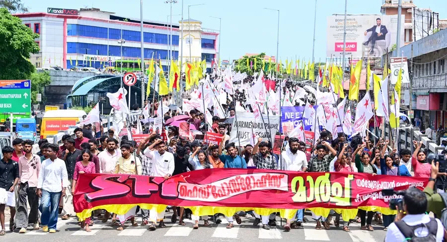 അവകാശപത്രിക അംഗീകരിക്കണമെന്നും കേന്ദ്ര വിദ്യാഭ്യാസ മന്ത്രി ധർമേന്ദ്രപ്രധാൻ രാജി വയ്ക്കണമെന്നും ആവശ്യപ്പെട്ട് എസ്എഫ്ഐ കൊല്ലം ജില്ലാ കമ്മിറ്റിയുടെ  നേതൃത്വത്തിൽ ഹെഡ്പോസ്റ്റ് ഓഫീസിലേക്ക് നടത്തിയ മാർച്ച്                                                                                                                                               ഫോട്ടോ: എം എസ് ശ്രീധർലാൽ 