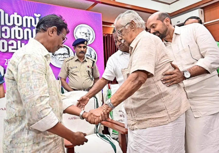 പീപ്പിൾസ് മിഷൻ പുരസ്കാര വിതരണത്തിനെത്തിയ കഥാകൃത്ത് ടി പത്മനാഭനെ വിഷ്ടാതിഥി നടൻ ഇന്ദ്രൻസ് ഇരിപ്പിടത്തിലേക്ക് കൈപിടിച്ച് ഇരുത്തുന്നു. വി ശിവദാസൻ എംപി, ടി കെ ഗോവിന്ദൻ എന്നിവർ സമീപം