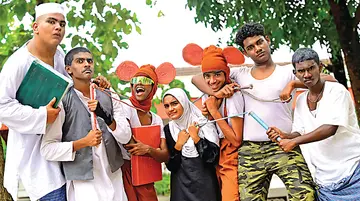 എച്ച് എസ് എസ് വിഭാഗം നാടകമത്സരം ഒന്നാം സ്ഥാനം നേടിയ ചേർത്തല ഹോളി ഫാമിലി എച്ച്എസ്എസ് ടീം 'കുടുക്ക്' എന്ന നാടകത്തിലെ കഥാപാത്രങ്ങളുടെ വേഷത്തിൽ