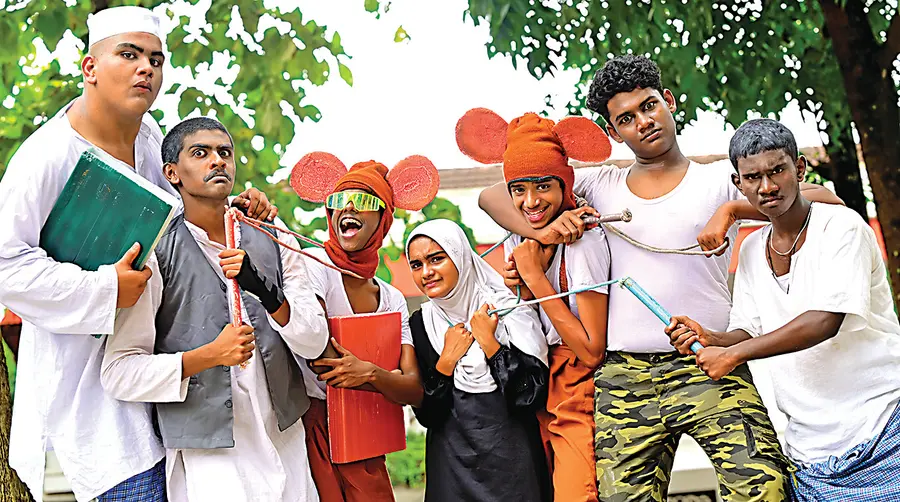 എച്ച് എസ് എസ് വിഭാഗം നാടകമത്സരം ഒന്നാം സ്ഥാനം നേടിയ ചേർത്തല ഹോളി ഫാമിലി എച്ച്എസ്എസ് ടീം 'കുടുക്ക്' എന്ന നാടകത്തിലെ കഥാപാത്രങ്ങളുടെ വേഷത്തിൽ