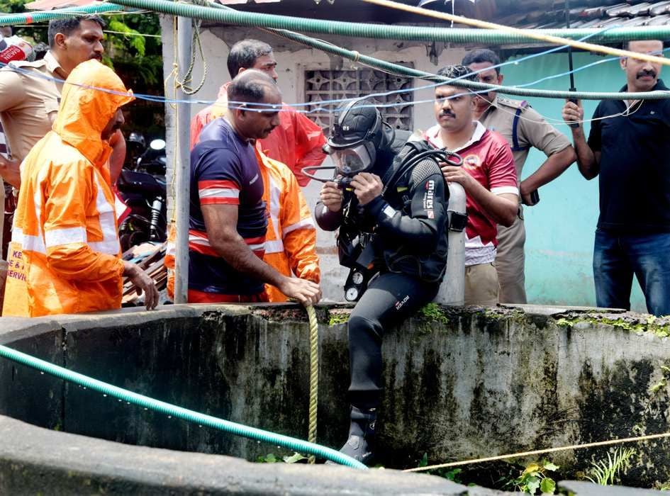 പാളയത്ത് ബിജുവിനെ കൊല്ലാനായി പ്രതി ദീപക്ക് ഉപയോഗിച്ച ആയുധത്തിനായി  പൊലീസ് സ്‌കൂബ സംഘം കിണറ്റിൽ തിരച്ചിൽ നടത്താനെത്തിയപ്പോൾ.
