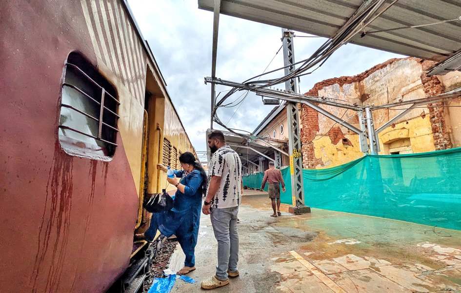 ഗോപുരം പൊളിഞ്ഞുവീണ കോഴിക്കോട് റെയില്‍വേ സ്റ്റേഷന്‍ രണ്ടാം പ്ലാറ്റ്ഫോമിന്റെ പ്രവര്‍ത്തനം ദിവസങ്ങള്‍ക്കുശേഷം പുനരാരംഭിച്ചപ്പോള്‍