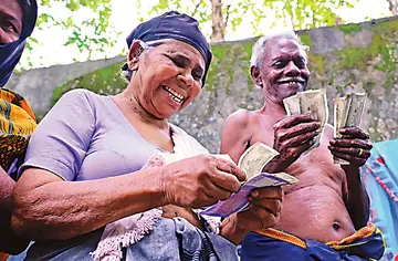 തങ്ങൾക്കു ലഭിച്ച ക്ഷേമപെൻഷൻ ആഹ്ലാദത്തോടെ എണ്ണിത്തിട്ടപ്പെടുത്തുന്ന കൊമ്മാടി പുതുവൽ സ്വദേശികളും അയൽക്കാരുമായ ബീമ ഹമീദും നടേശനും