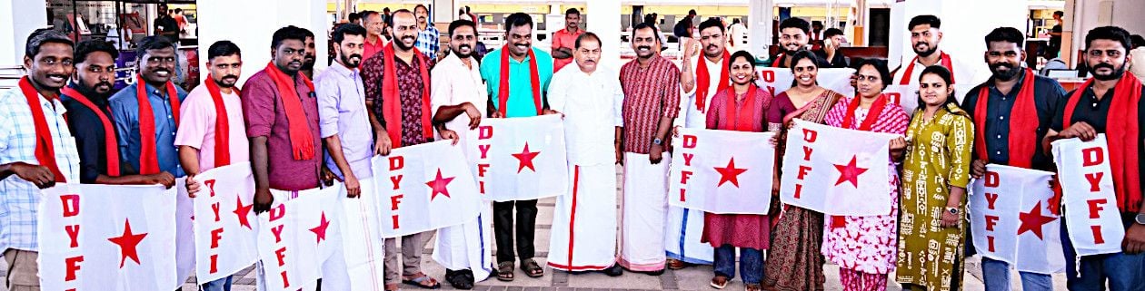 ഡൽഹിയിൽ നടക്കുന്ന പ്രക്ഷോഭത്തിൽ പങ്കെടുക്കാൻ പോകുന്ന ഡിവൈഎഫ്ഐ പ്രവർത്തകർക്ക് ആലപ്പുഴ റെയിൽവേ സ്റ്റേഷനിൽ നൽകിയ യാത്രയയപ്പ് സിപിഐ എം ജില്ലാ സെക്രട്ടറി ആർ നാസർ  ഉദ്ഘാടനംചെയ്യുന്നു 