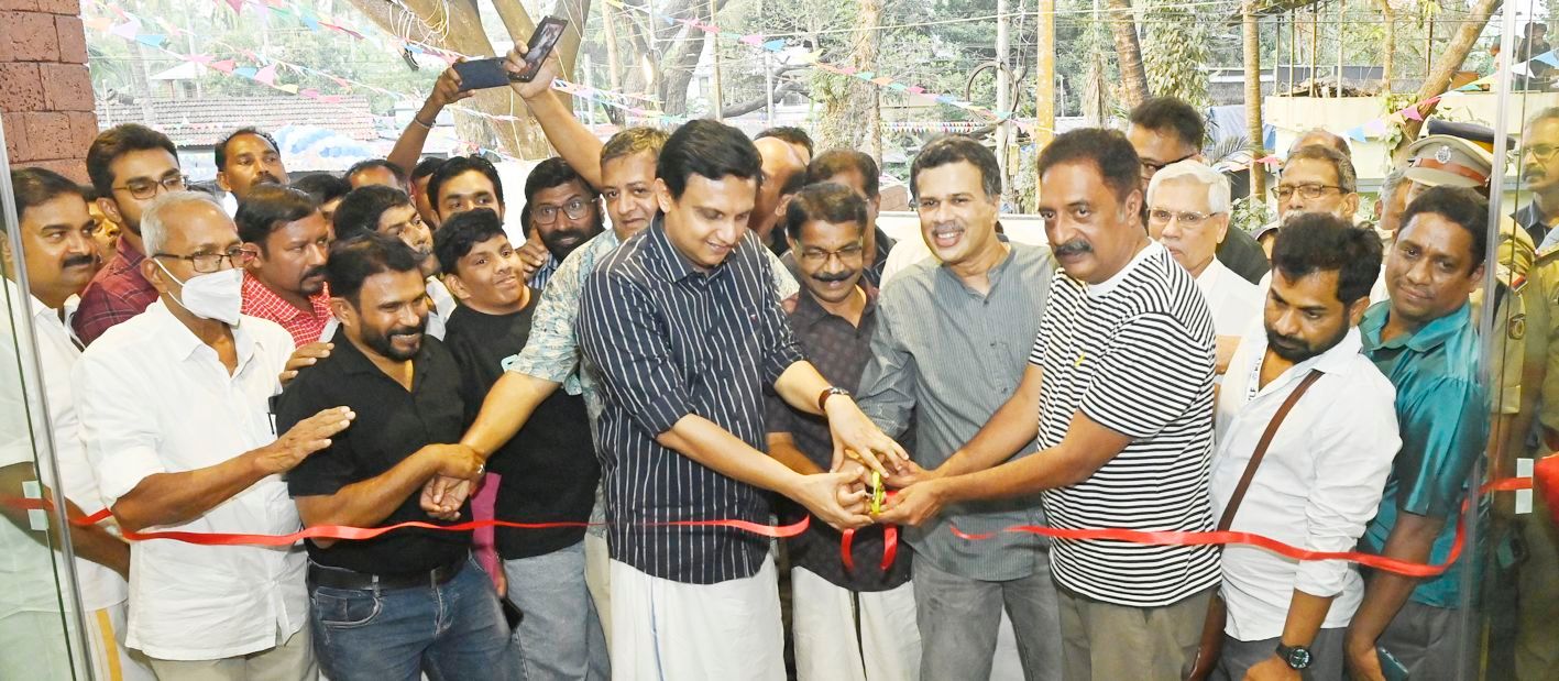 ബഷീർ സ്മാരകം ‘ആകാശ മിഠായി’ മന്ത്രി പി എ മുഹമ്മദ് റിയാസ്, പ്രകാശ് രാജ്, മേയർ ഒ സദാശിവൻ  എന്നിവർ ചേർന്ന് ഉദ്‌ഘാടനംചെയ്യുന്നു