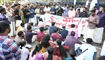 യുഡിഎഫ് സർക്കാരിന്റെ ജനവിരുദ്ധ നയത്തിനെതിരെ ഡിവൈഎഫ്ഐ കലക്ടറേറ്റിലേക്ക് നടത്തിയ മാർച്ചും ധർണയും ജില്ലാ സെക്രട്ടറി ശ്യാം മോഹന് ഉദ്ഘാടനം ചെയ്യൂന്നു