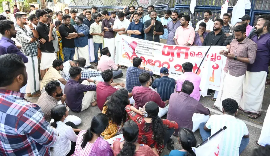 യുഡിഎഫ് സർക്കാരിന്റെ ജനവിരുദ്ധ നയത്തിനെതിരെ ഡിവൈഎഫ്ഐ കലക്ടറേറ്റിലേക്ക് നടത്തിയ മാർച്ചും ധർണയും  ജില്ലാ സെക്രട്ടറി ശ്യാം മോഹന്‍ ഉദ്ഘാടനം ചെയ്യൂന്നു