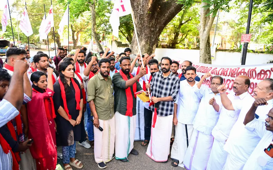 ഡൽഹിയിൽ നടക്കുന്ന യുവജന സമരത്തിൽ അണിചേരാൻ കൊല്ലത്തുനിന്ന് പുറപ്പെടുന്ന എസ്എഫ്ഐ, ഡിവൈഎഫ്ഐ പ്രവർത്തകർക്കുള്ള പതാക ഡിവൈഎഫ്ഐ സംസ്ഥാന സെക്രട്ടറിയറ്റ് അംഗം ശ്യാം മോഹന് ട്രഷറർ എസ് ആർ അരുൺബാബു കൈമാറുന്നു