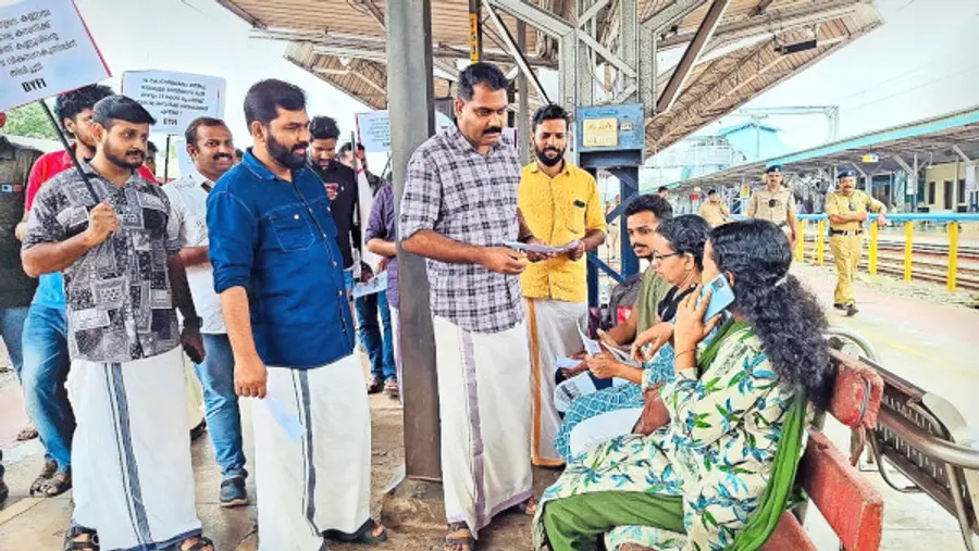 റെയിൽവേയുടെ ഭൂമി സ്വകാര്യ മേഖലയ്ക്ക് സൗജന്യ നിരക്കിൽ വിറ്റഴിക്കാനുള്ള തീരുമാനത്തിനെതിരെ ഡിവൈഎഫ്ഐ നടത്തുന്ന തുടർ സമരത്തിന്റെ ഭാഗമായി കണ്ണൂർ റെയിൽവേ സ്റ്റേഷനിൽ സംഘടിപ്പിച്ച ലീഫ്ലെറ്റ് ക്യാമ്പയിൻ