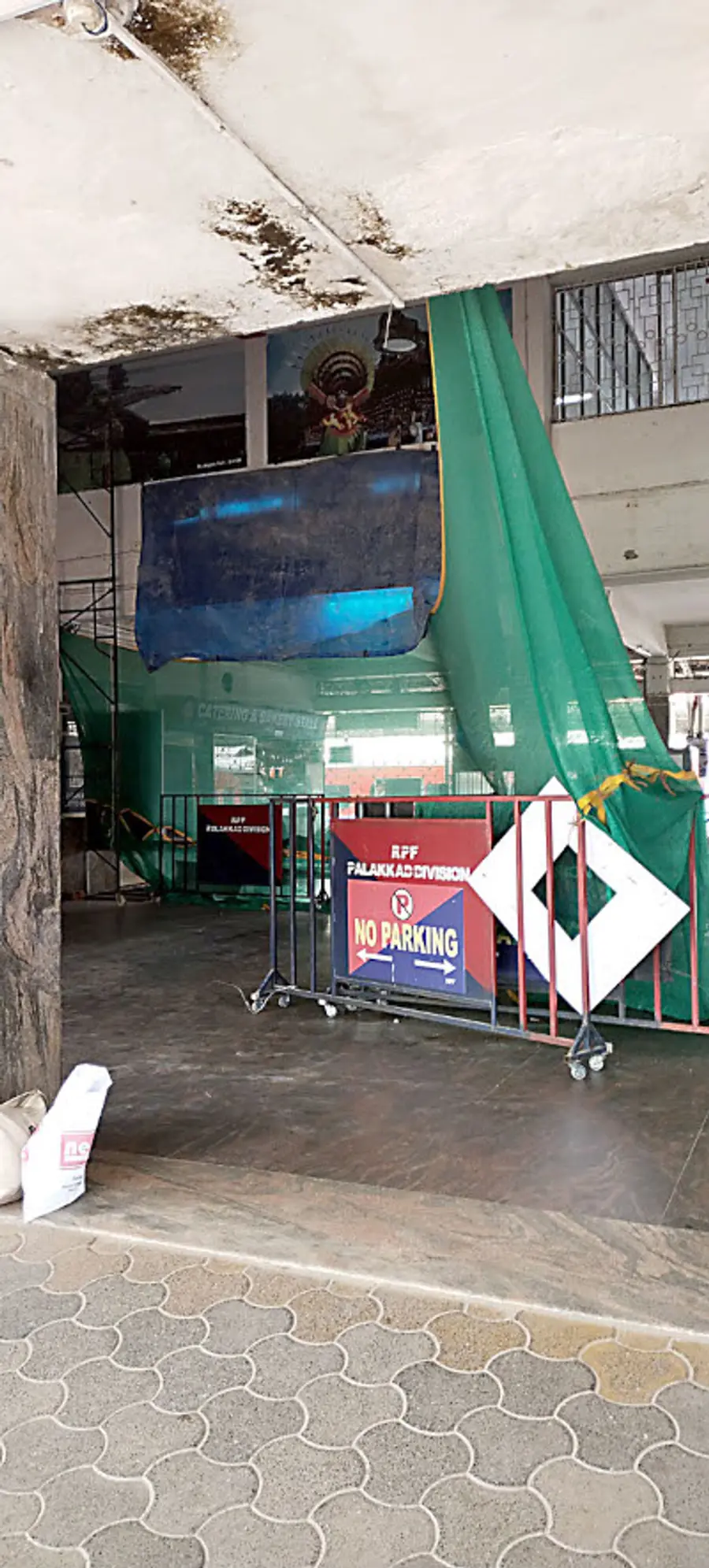 അപകടഭീഷണിയിലായ കണ്ണൂർ റെയിൽവേ സ്റ്റേഷൻ ഒന്നാം
പ്ലാറ്റ്ഫോമിലേക്കുള്ള പ്രവേശനഭാഗത്തെ പ്രധാനകെട്ടിടം. വഴി അടച്ചിരിക്കുന്നു