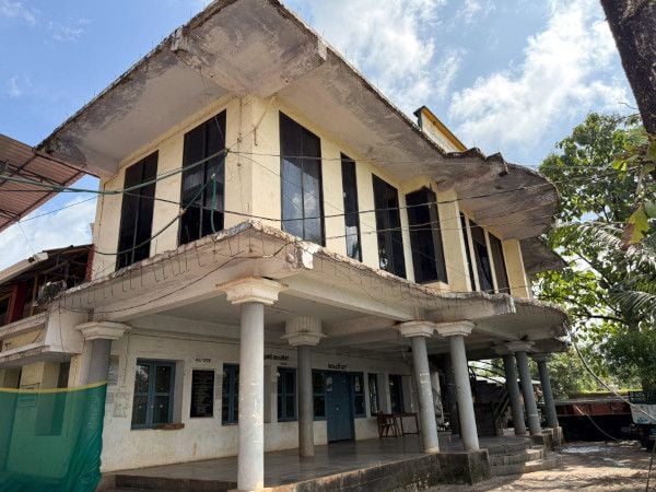 ചെങ്കള പഞ്ചായത്ത്‌ ഓഫീസിനടുത്തുള്ള കമ്യൂണിറ്റി ഹാൾ നവീകരണത്തിന്റെ ഭാഗമായി കോൺക്രീറ്റ്‌ പാളികൾ പൊളിച്ച നിലയിൽ