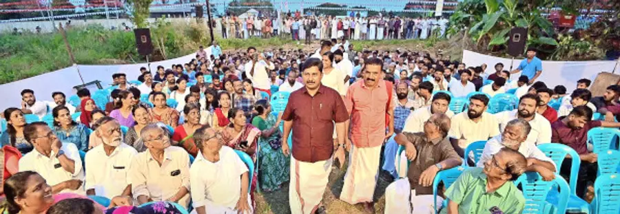 ഡിവൈഎഫ്ഐ എടക്കാട് ബ്ലോക്ക് കമ്മിറ്റി സംഘടിപ്പിച്ച കൂത്തുപറമ്പ് രക്തസാക്ഷി ദിനാചരണം ഉദ്‌ഘാടനം ചെയ്യാനെത്തിയ സിപിഐ എം  സംസ്ഥാന സെക്രട്ടറിയറ്റംഗം  എം സ്വരാജിനെ വേദിയിലേക്ക് സ്വീകരിക്കുന്നു